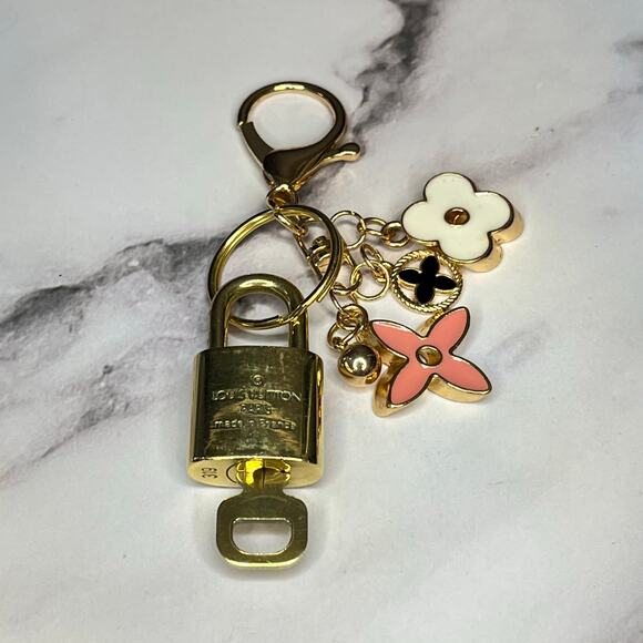 Louis Vuitton Lock & Key Set #319 with a Floral Charm Keychain - Picture 4 of 8
